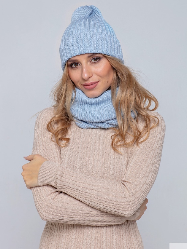 На фотографии женская голубая шапка и снуд от Shapar, бренда вязаной одежды ручной работы в интернет-магазине связанных спицами вещей.