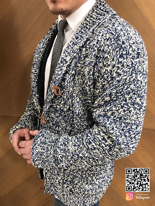 На второй фотографии мужской вязаный кардиган спицами комбинированного цвета от Shapar, бренда одежды ручной работы в интернет-магазине связанных вещей.