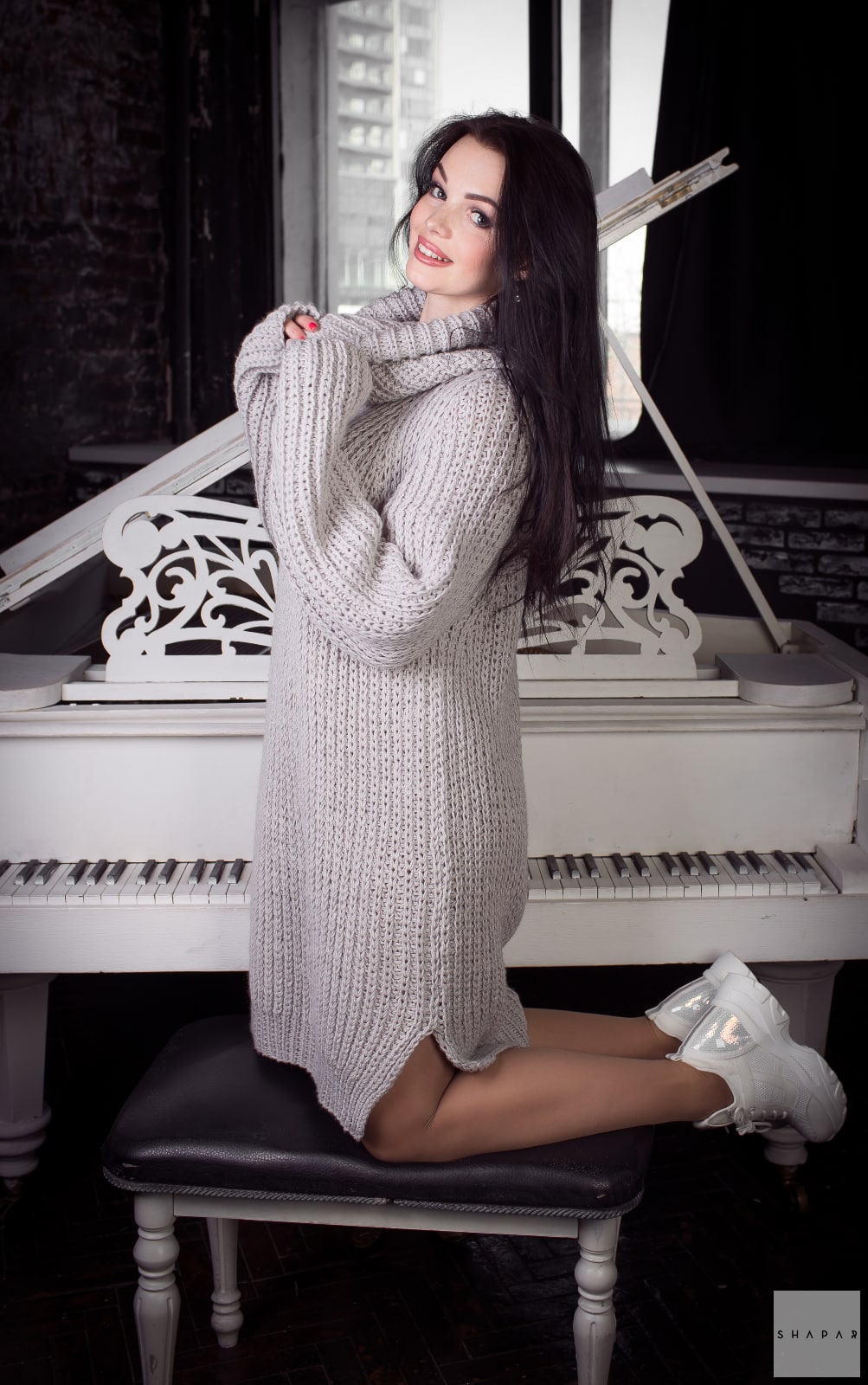 На седьмой фотографии модный длинный свитер крупной вязки для девушек и женщин от Shapar, бренда вязаной одежды ручной работы в интернет-магазине связанных спицами вещей.