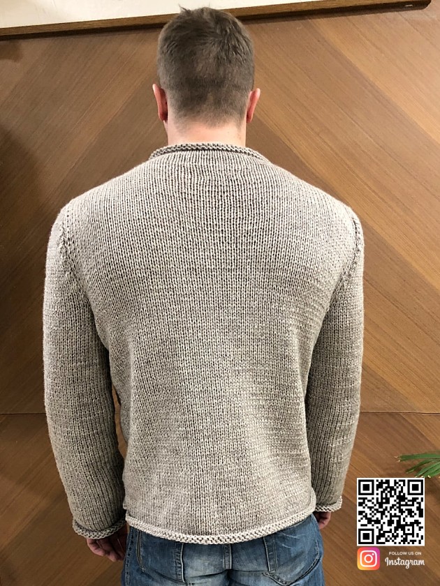 На второй фотографии джемпер косами мужской со спины от Shapar, бренда вязаной одежды ручной работы в интернет-магазине связанных спицами вещей.