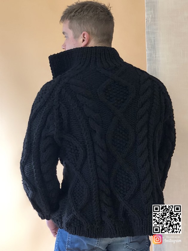 На второй фотографии кардиган с косами мужской со спины от Shapar, бренда вязаной одежды ручной работы в интернет-магазине связанных спицами вещей.
