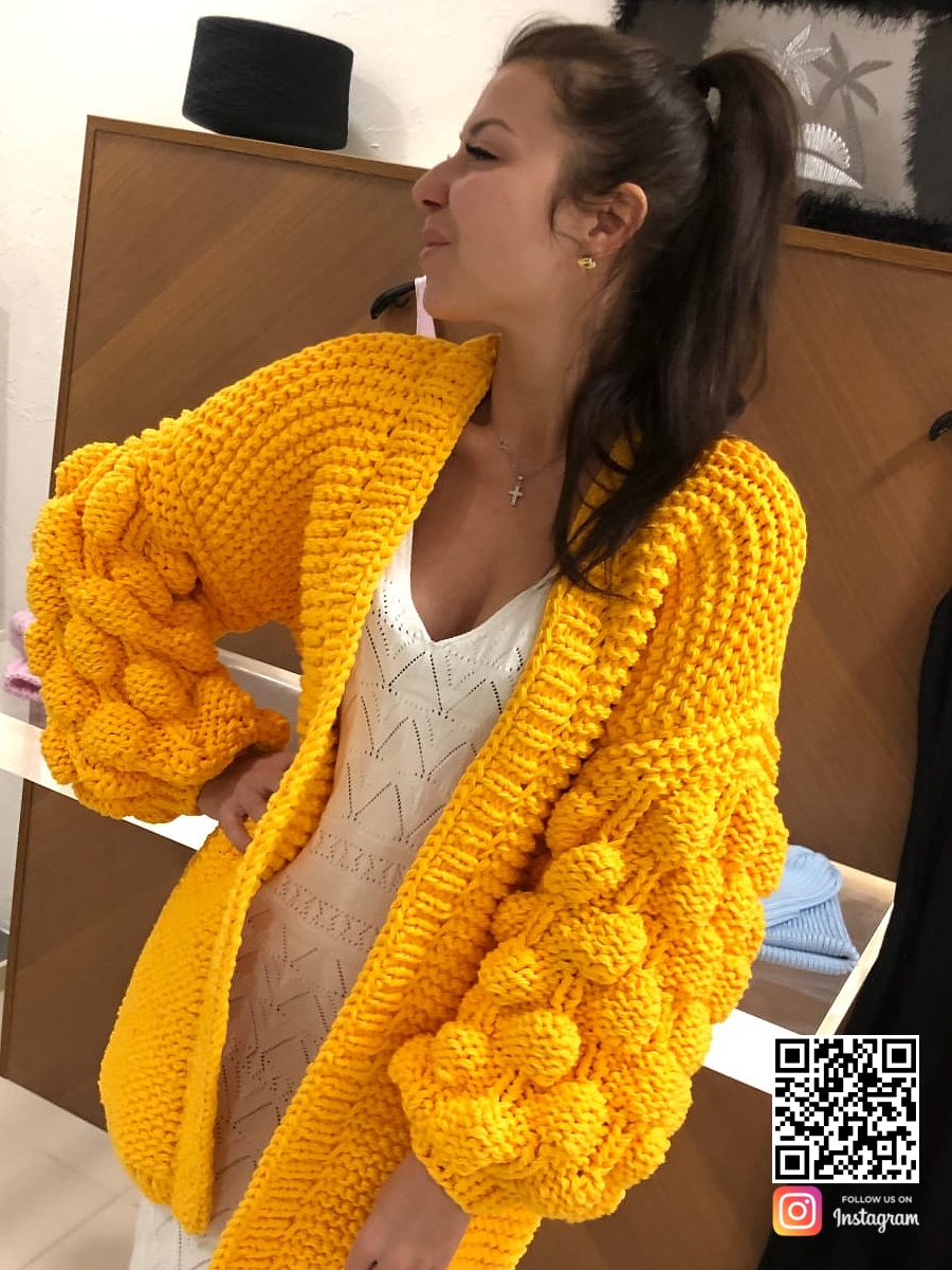 На четвертый фотографии женский кардиган желтого цвета с объемными рукавами от Shapar, бренда вязаной одежды ручной работы в интернет-магазине связанных спицами вещей.