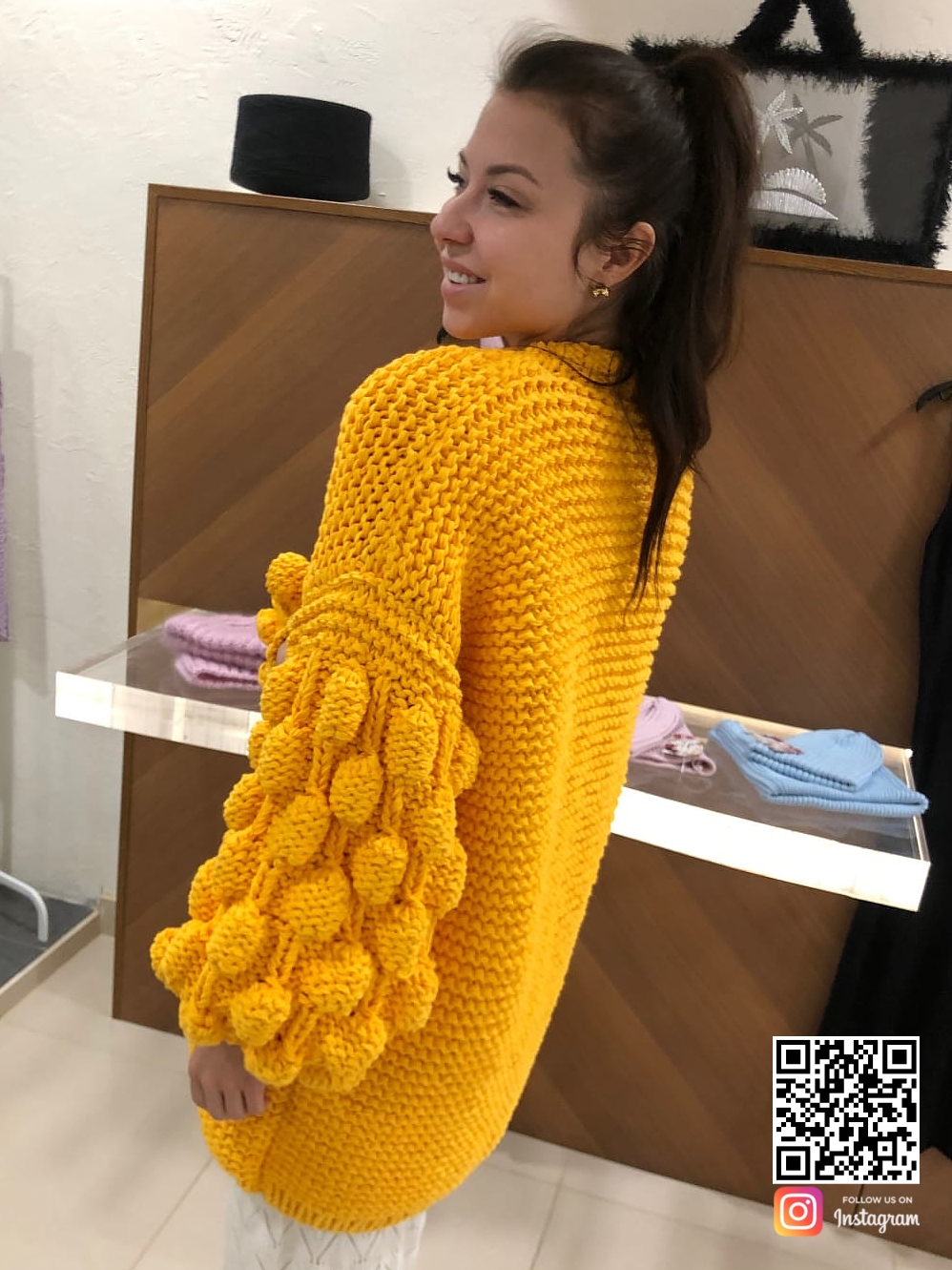 На второй фотографии женский кардиган желтого цвета со спины от Shapar, бренда вязаной одежды ручной работы в интернет-магазине связанных спицами вещей.