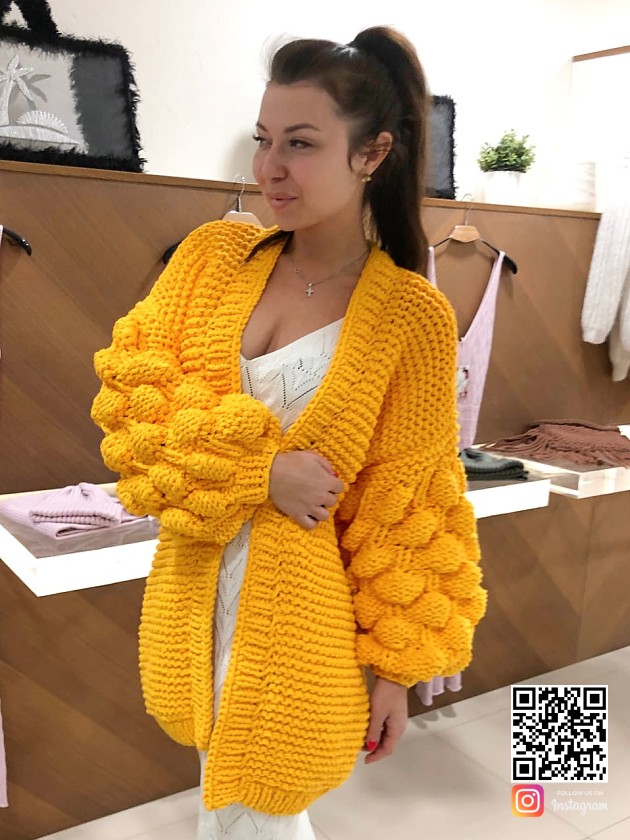 На фотографии женский кардиган желтого цвета от Shapar, бренда вязаной одежды ручной работы в интернет-магазине связанных спицами вещей.