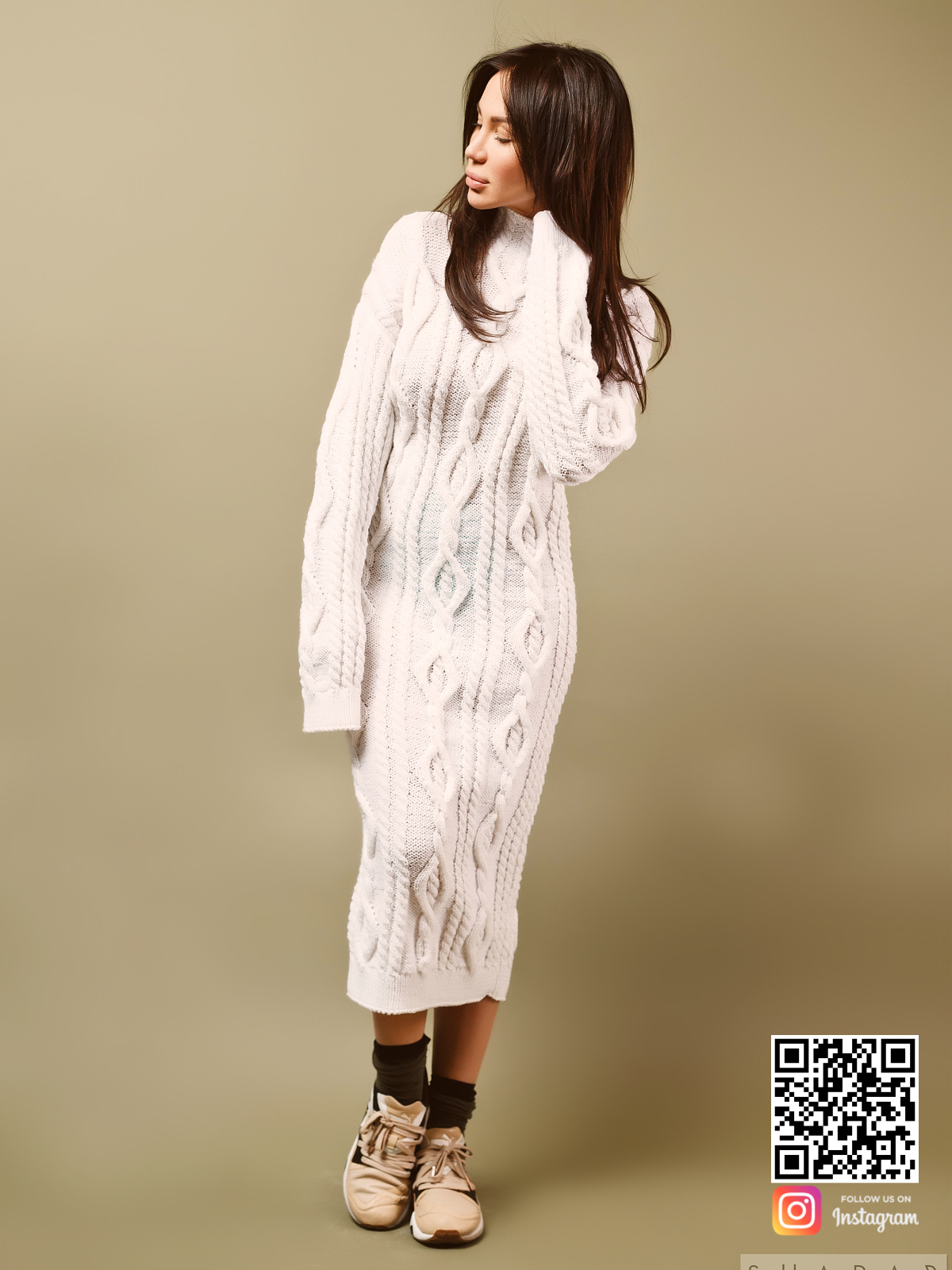 На пятой фотографии женское вязаное длинное платье белого цвета от Shapar, бренда одежды ручной работы в интернет-магазине связанных спицами вещей.