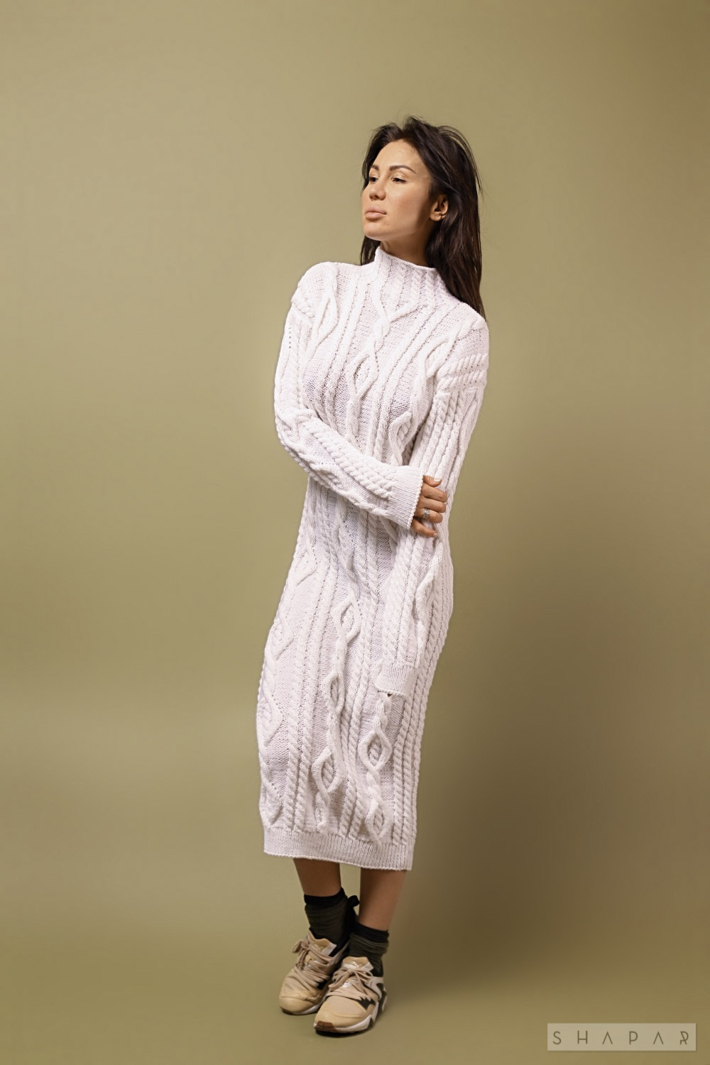 На четвертой фотографии белое вязаное длинное платье для девушек от Shapar, бренда одежды ручной работы в интернет-магазине связанных спицами вещей.