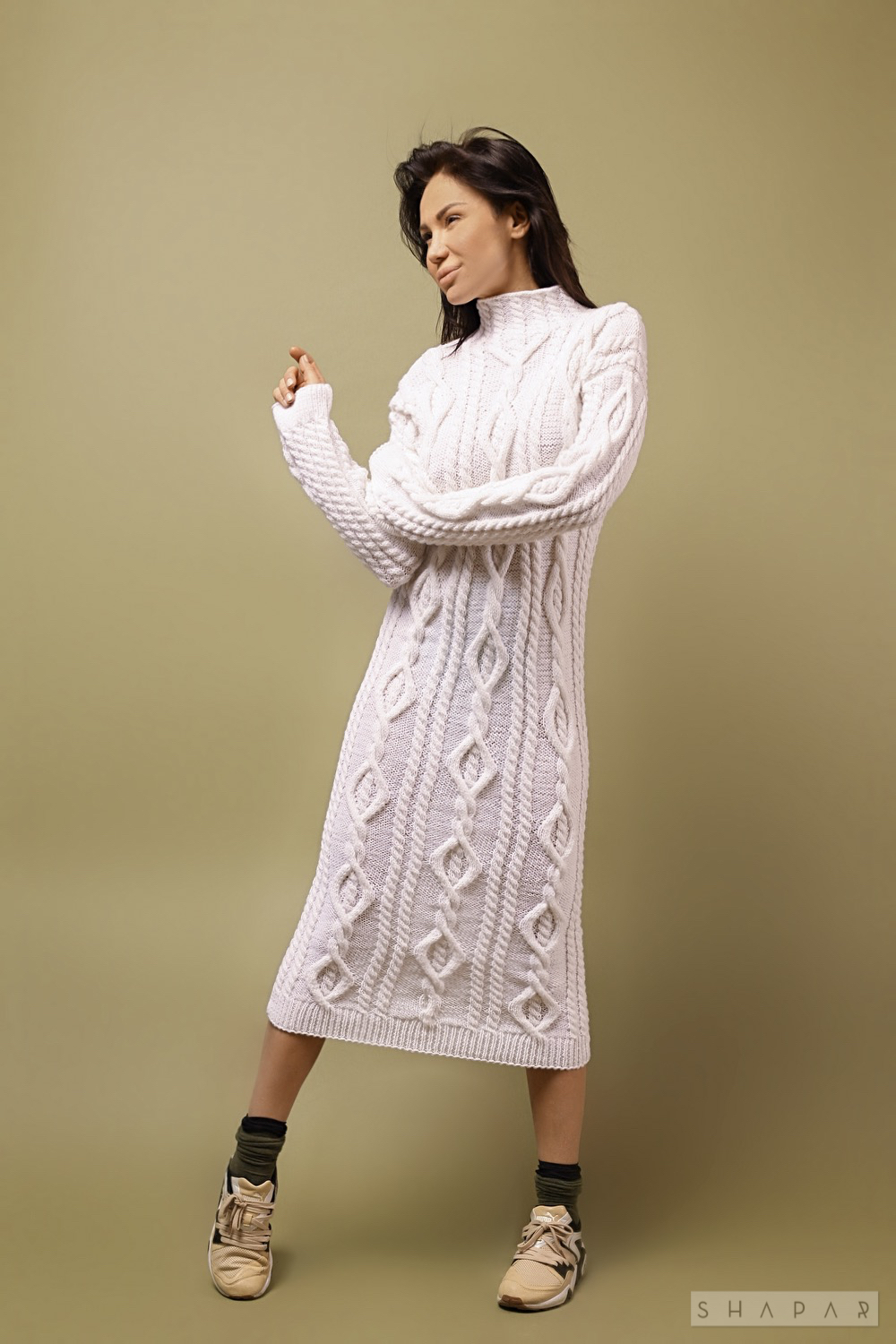 На третьей фотографии белое вязаное длинное платье для женщин от Shapar, бренда одежды ручной работы в интернет-магазине связанных спицами вещей.