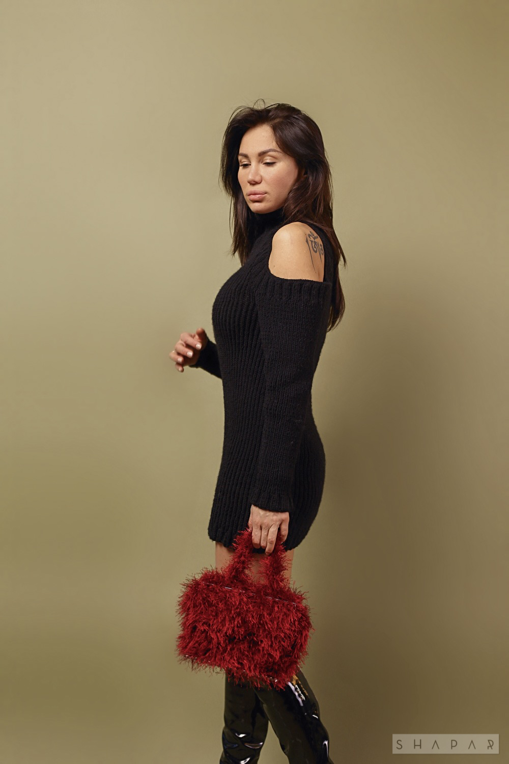 На третьей фотографии длинный свитер платье с вырезами на плечах от Shapar, бренда женской вязаной одежды ручной работы в интернет-магазине связанных спицами вещей.