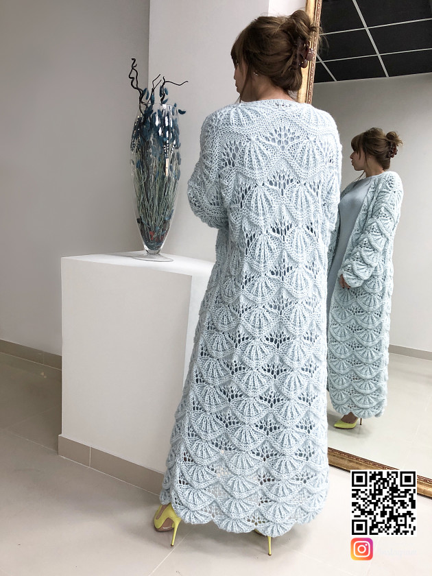 На второй фотографии женский кардиган голубого цвета со спины от Shapar бренда вязаной одежды ручной работы в интернет-магазине связанных спицами вещей.