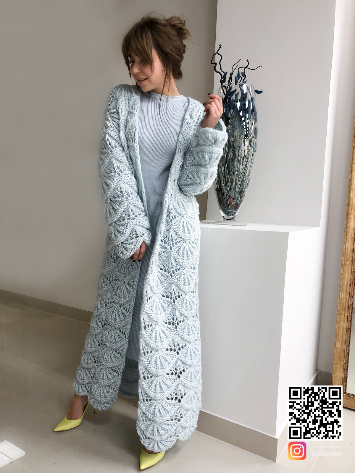 На четвертой фотографии женский кардиган голубого цвета из ангоры от Shapar бренда вязаной одежды ручной работы в интернет-магазине связанных спицами вещей.