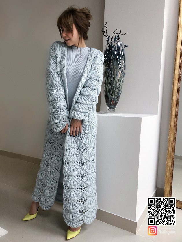 На фотографии женский кардиган голубого цвета от Shapar бренда вязаной одежды ручной работы в интернет-магазине связанных спицами вещей.