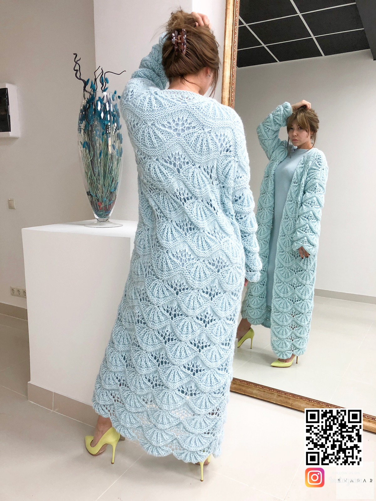 На пятой фотографии длинный женский кардиган голубого цвета от Shapar бренда вязаной одежды ручной работы в интернет-магазине связанных спицами вещей.