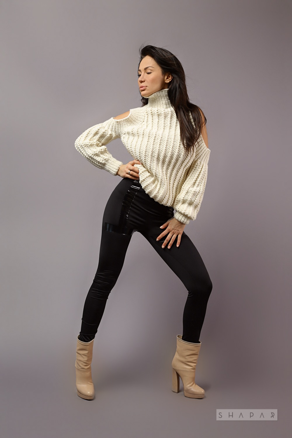 На третьей фотографии модный свитер для девушек с воротником от Shapar, бренда вязаной одежды ручной работы в интернет-магазине связанных спицами вещей.