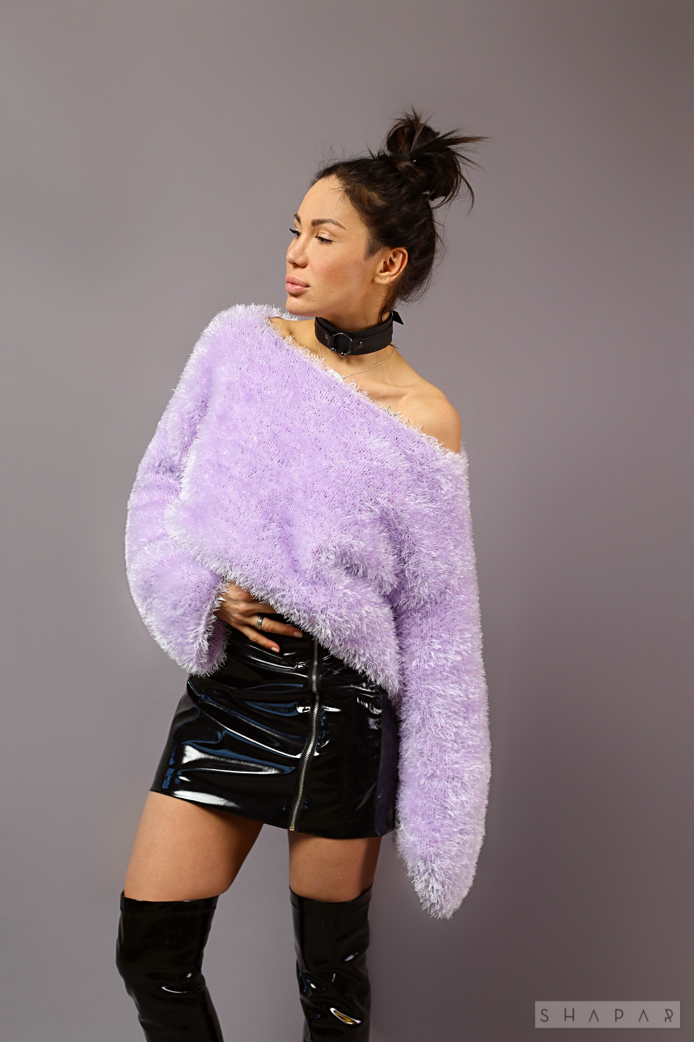 На четвертой фотографии женский пушистый джемпер для модниц от Shapar, бренда вязаной одежды ручной работы в интернет-магазине связанных спицами вещей.