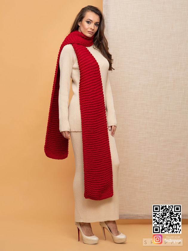 На фотографии длинный женский шарф красного цвета от Shapar, бренда вязаной одежды ручной работы в интернет-магазине связанных спицами вещей.