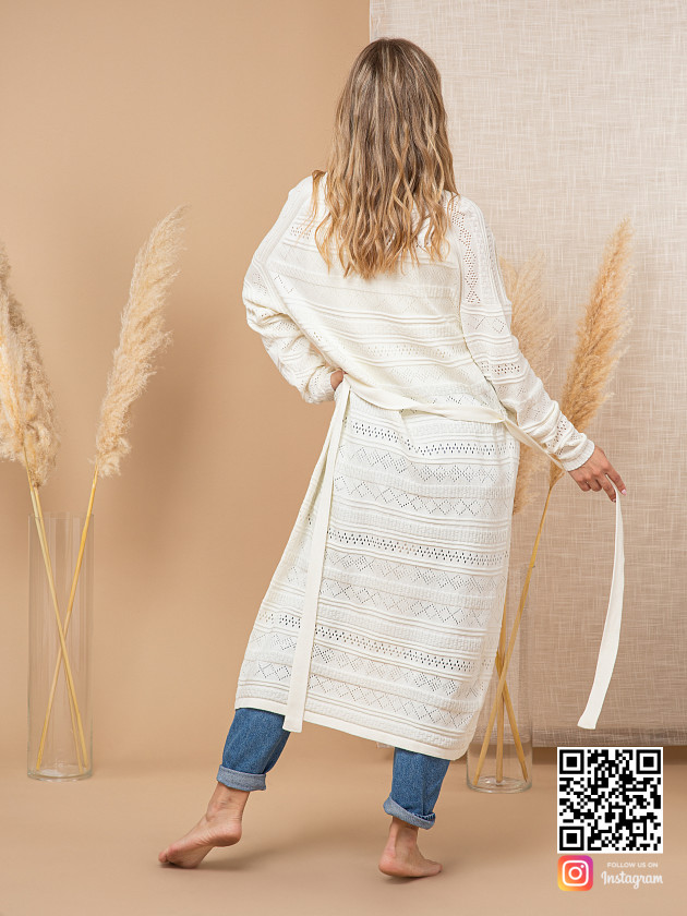 На второй фотографии ажурный кардиган для женщин со спины от Shapar, бренда вязаной одежды ручной работы в интернет-магазине связанных спицами вещей.