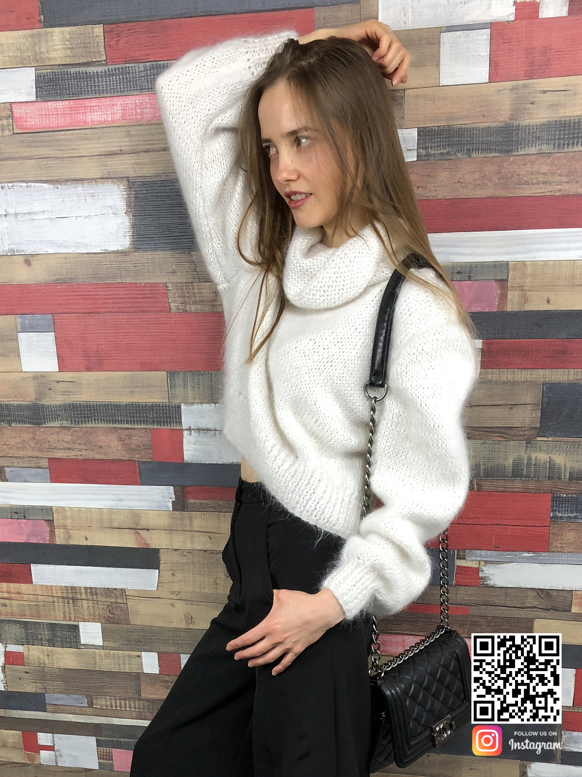 На четвертой фотографии элегантный белый свитер с горлом от Shapar, бренда вязаной одежды ручной работы в интернет-магазине связанных спицами вещей.