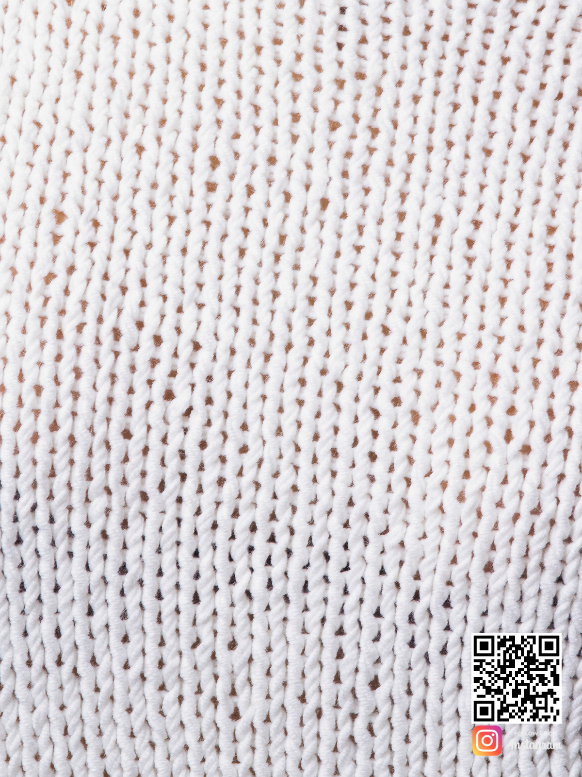 На пятой фотографии белый вязаный свитер женский крупным планом от Shapar, бренда одежды ручной работы в интернет-магазине связанных спицами вещей.
