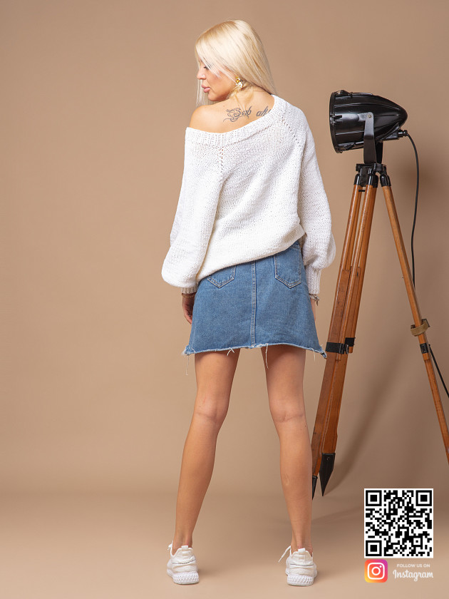 На второй фотографии белый вязаный свитер женский со спины от Shapar, бренда одежды ручной работы в интернет-магазине связанных спицами вещей.