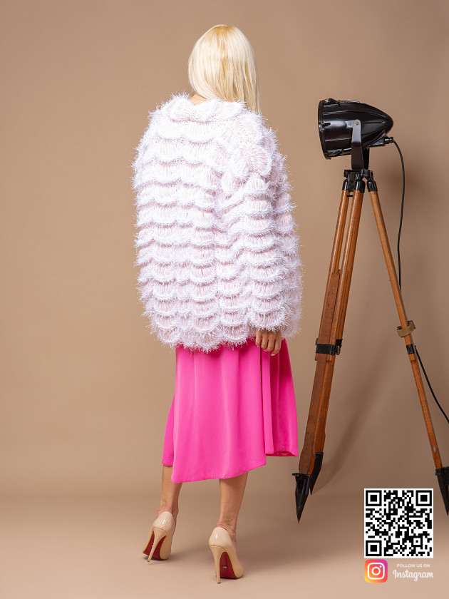 На второй фотографии женский бежевый бомбер со спины от Shapar, бренда вязаной одежды ручной работы в интернет-магазине связанных спицами вещей.