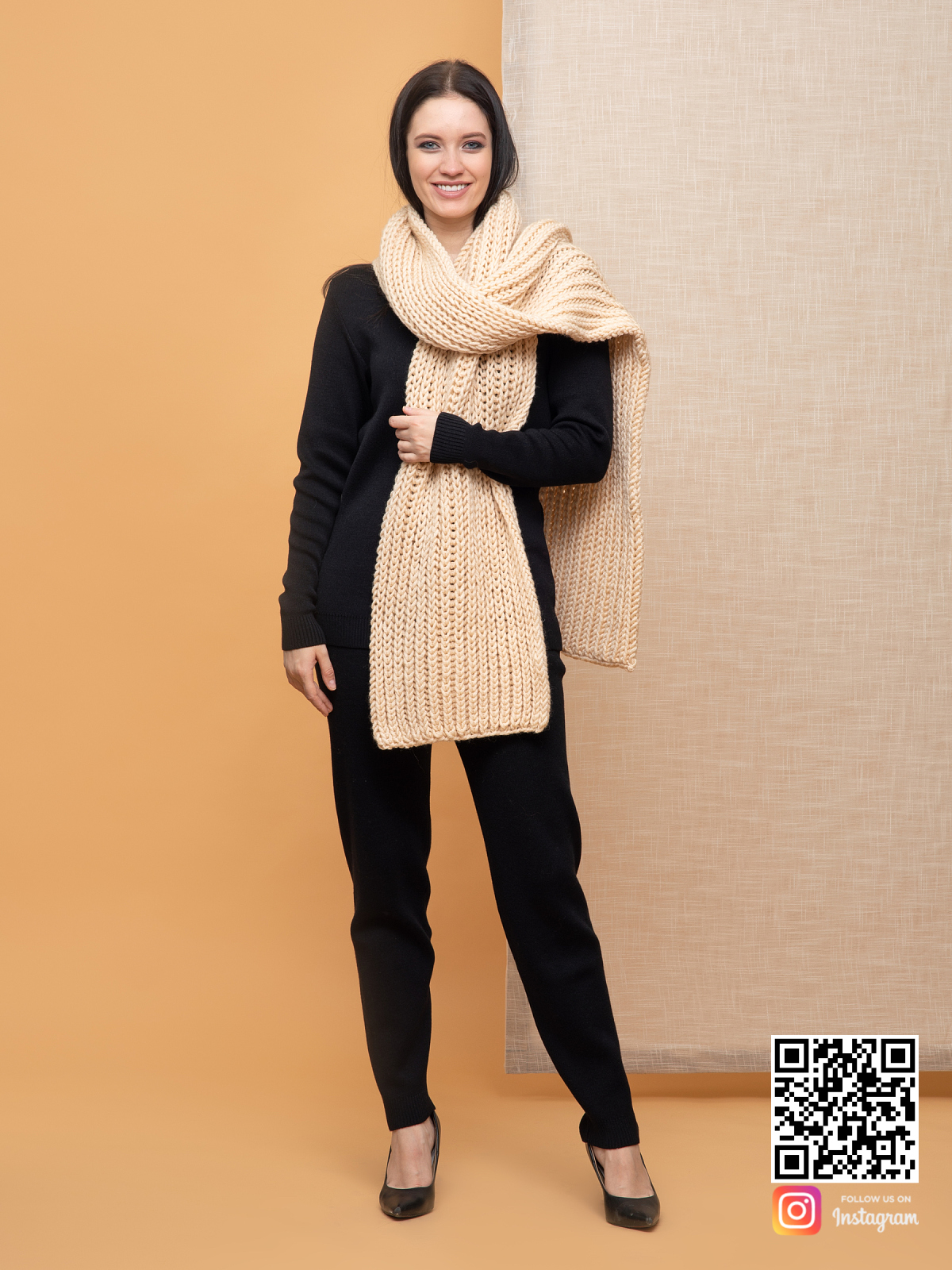 На фотографии женский бежевый шарф от Shapar, бренда вязаной одежды ручной работы в интернет-магазине связанных спицами вещей.