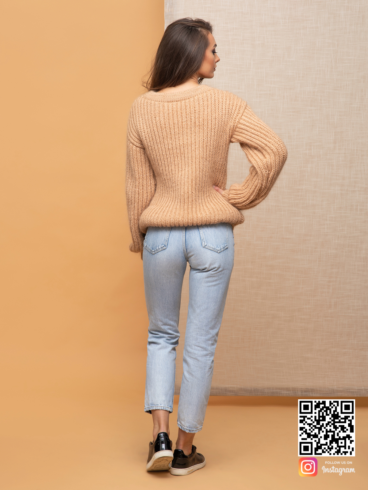 На второй фотографии бежевый свитер женский со спины от Shapar, бренда вязаной одежды ручной работы в интернет-магазине связанных спицами вещей.