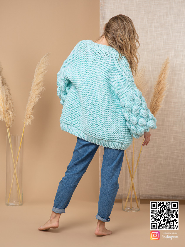 На второй фотографии женский бирюзовый кардиган со спины от Shapar, бренда вязаной одежды ручной работы в интернет-магазине связанных спицами вещей.