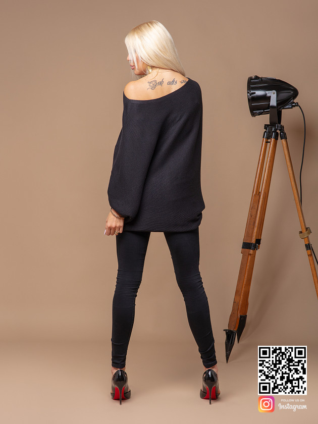 На второй фотографии женский черный свитер оверсайз со спины от Shapar, бренда вязаной одежды ручной работы в интернет-магазине связанных спицами вещей.