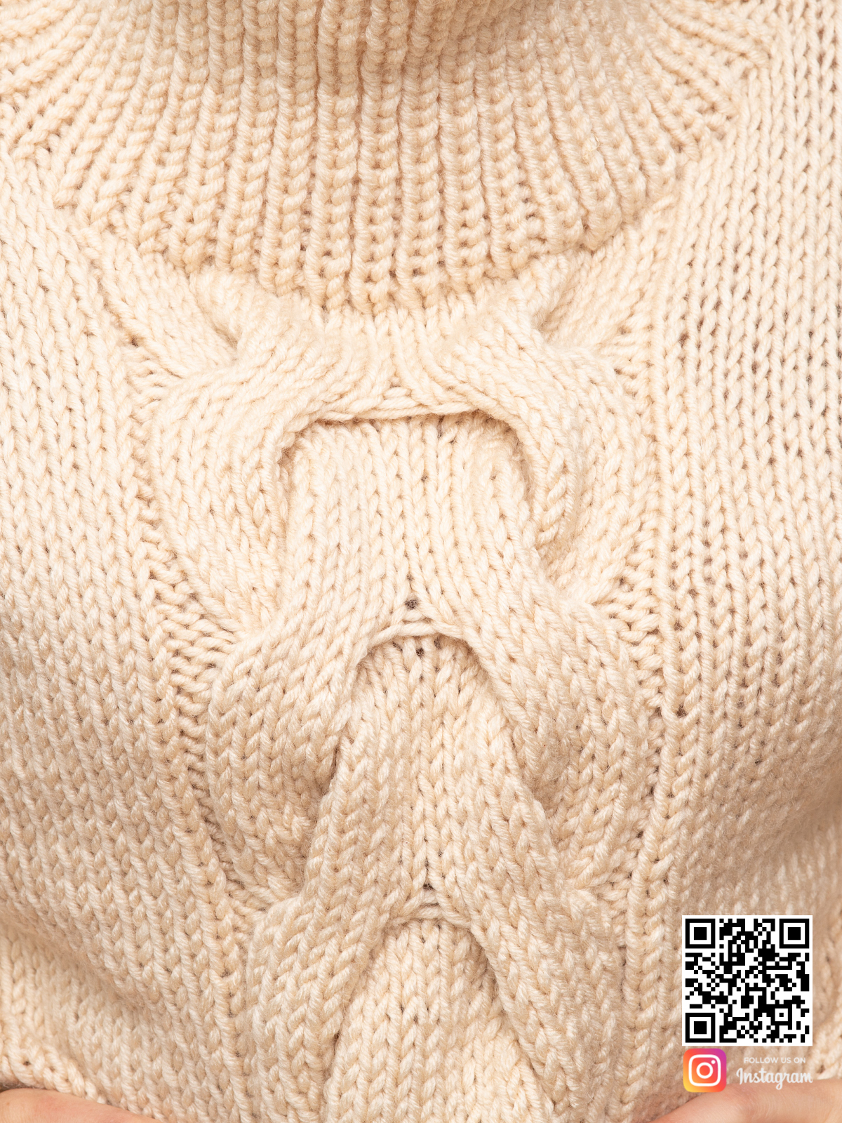 На пятой фотографии женский элегантный свитер крупным планом от Shapar, бренда вязаной одежды ручной работы в интернет-магазине связанных спицами вещей.