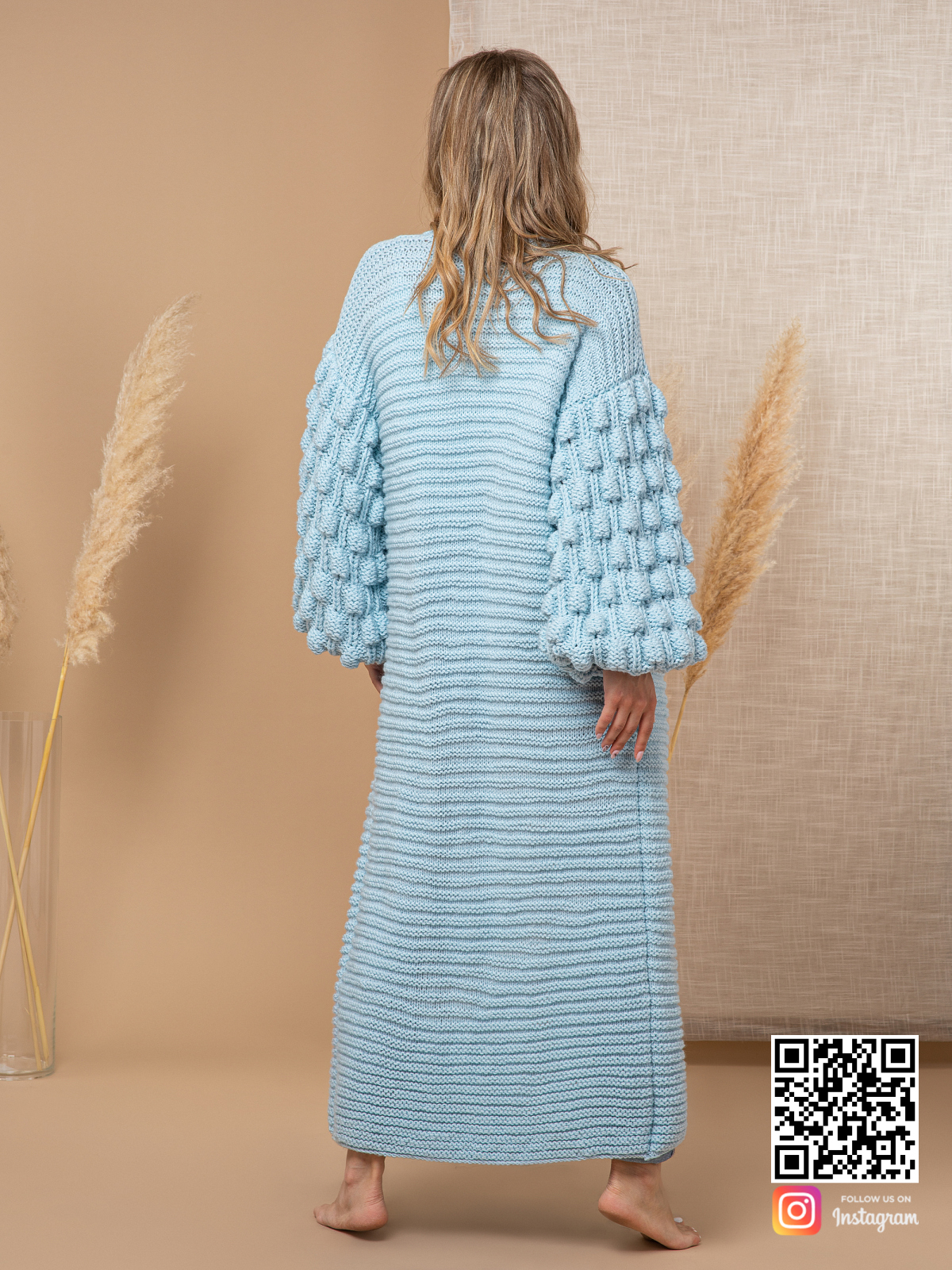 На второй фотографии женский голубой кардиган со спины от Shapar, бренда вязаной одежды ручной работы в интернет-магазине связанных спицами вещей.