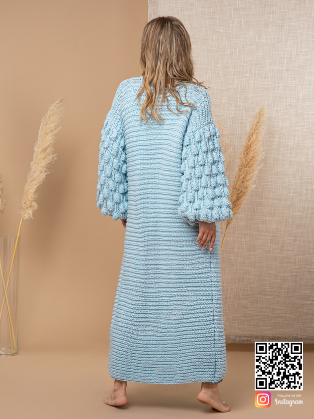 На второй фотографии женский голубой кардиган со спины от Shapar, бренда вязаной одежды ручной работы в интернет-магазине связанных спицами вещей.