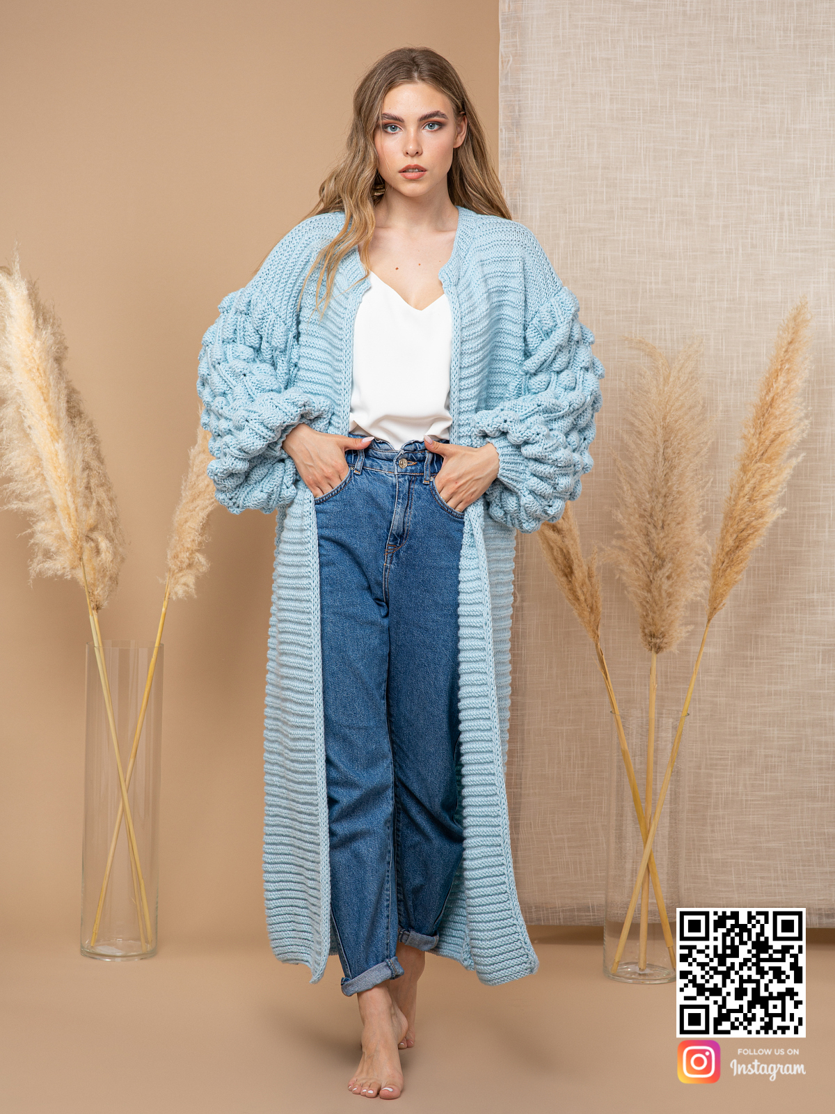 На четвертой фотографии женский голубой кардиган с объемными рукавами от Shapar, бренда вязаной одежды ручной работы в интернет-магазине связанных спицами вещей.