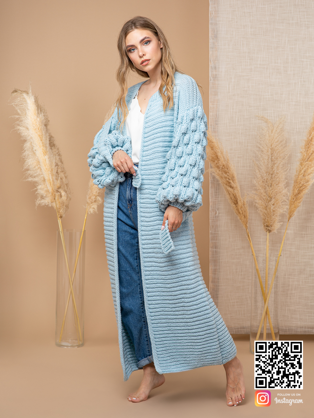 На фотографии женский голубой кардиган от Shapar, бренда вязаной одежды ручной работы в интернет-магазине связанных спицами вещей.