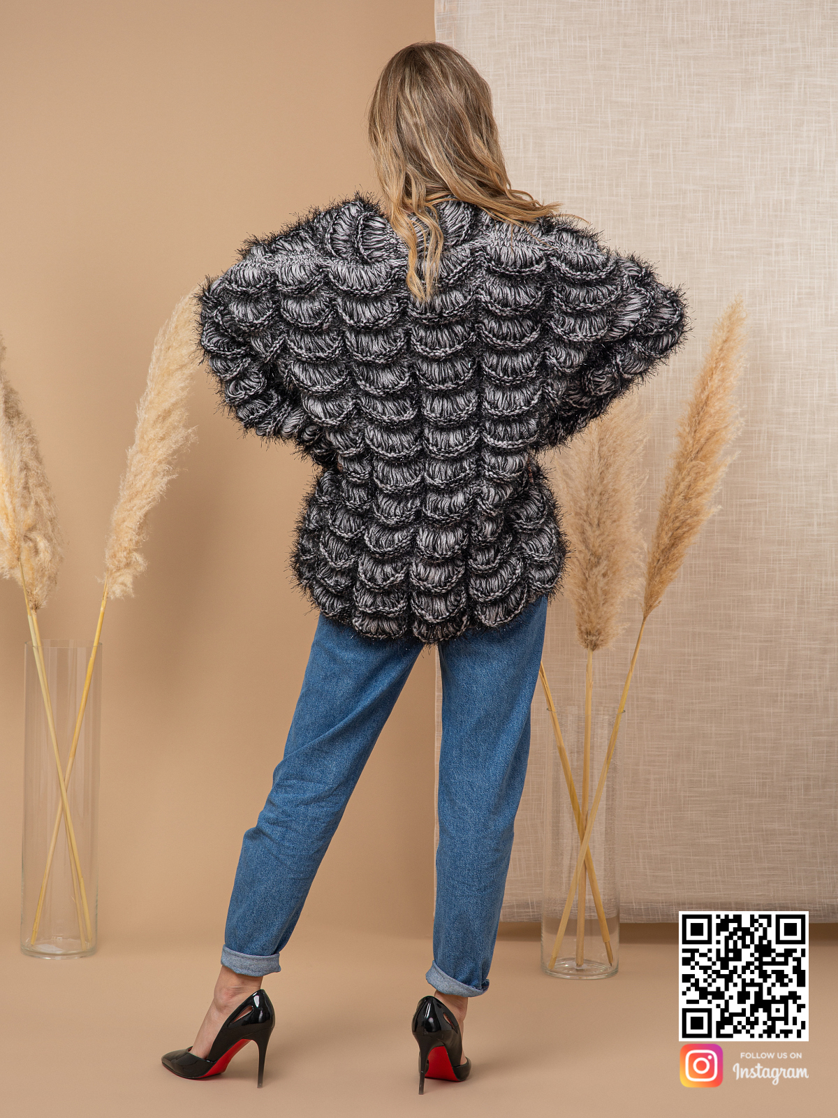 На шестой фотографии элегантный кардиган для девушек от Shapar, бренда вязаной одежды ручной работы в интернет-магазине связанных спицами вещей.