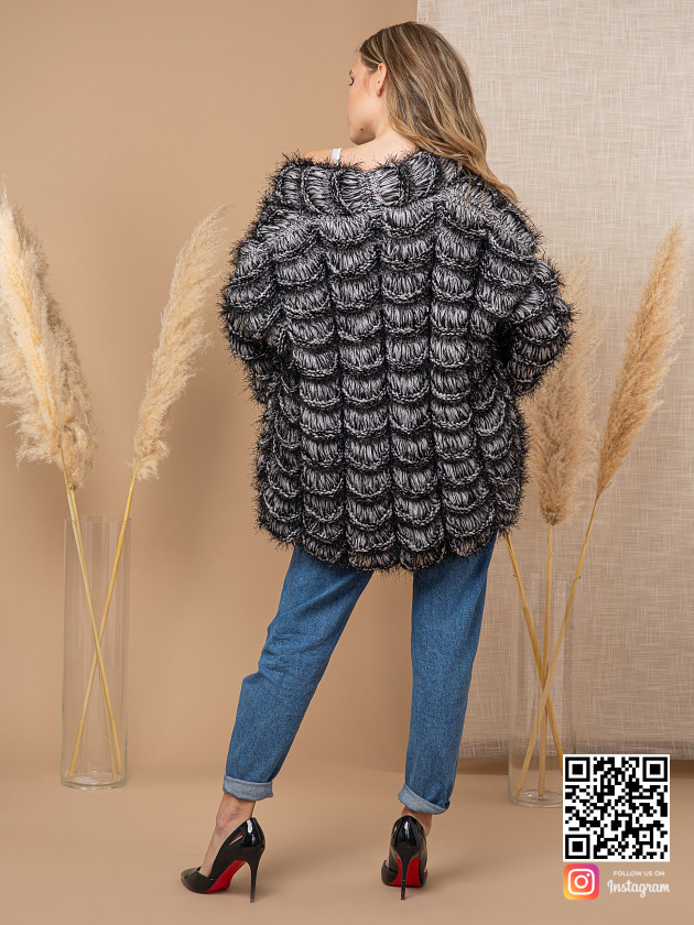 На второй фотографии кардиган для девушек со спины от Shapar, бренда вязаной одежды ручной работы в интернет-магазине связанных спицами вещей.