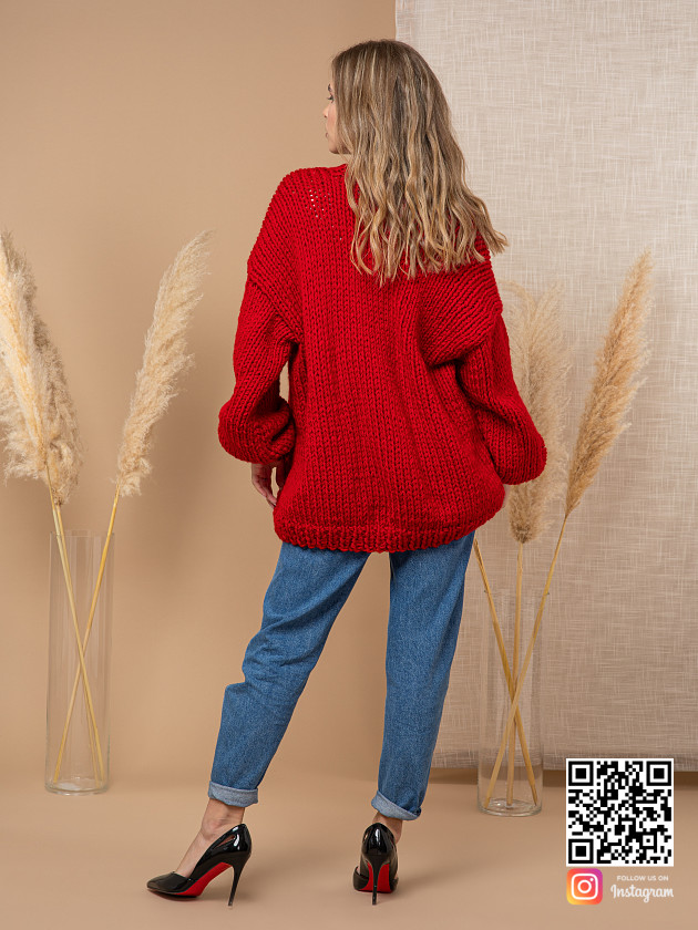 На второй фотографии женский кардиган красного цвета со спины от Shapar, бренда одежды ручной работы в интернет-магазине вязаных спицами вещей.