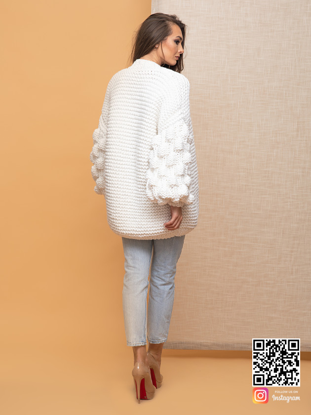 На второй фотографии женский кардиган на лето со спины от Shapar, бренда вязаной одежды ручной работы в интернет-магазине связанных спицами вещей.