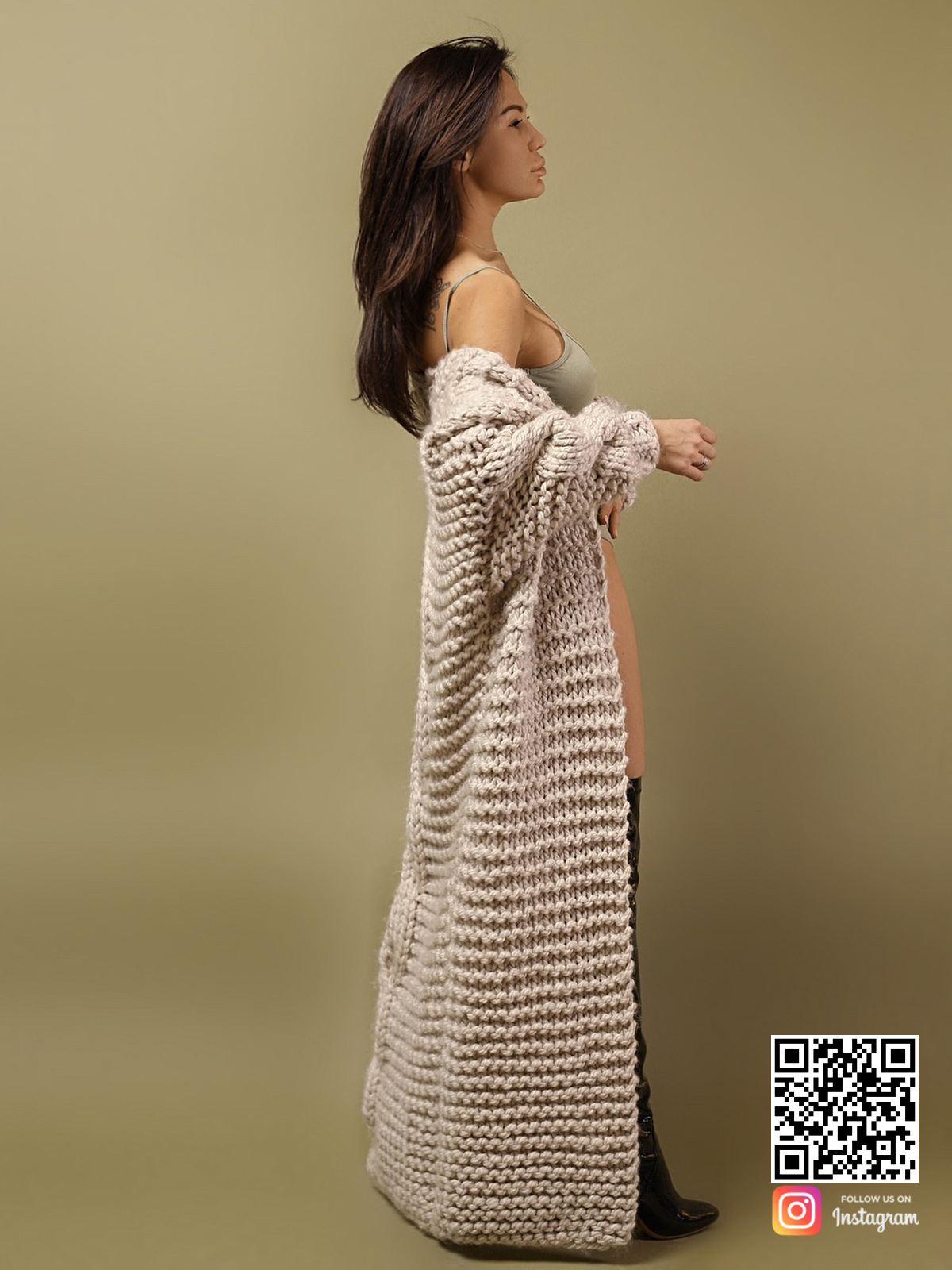 На третьей фотографии женский кардиган с косой крупной вязки от Shapar, бренда вязаной одежды ручной работы в интернет-магазине связанных спицами вещей.