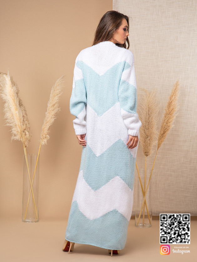 На второй фотографии женский кардиган с орнаментом со спины от Shapar, бренда вязаной одежды ручной работы в интернет-магазине связанных спицами вещей.