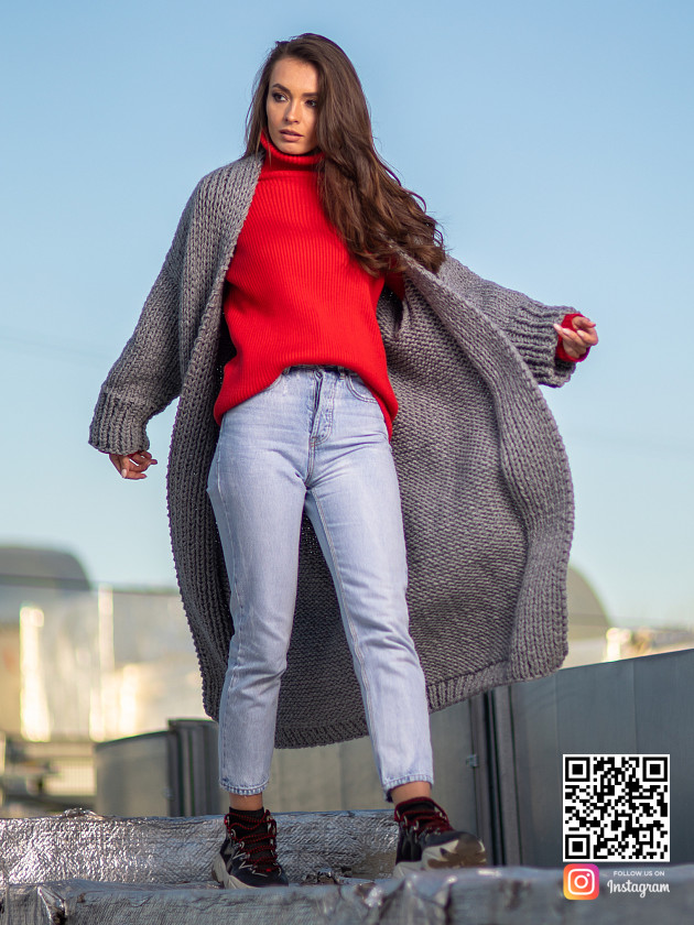 На второй фотографии классический женский кардиган серого цвета от Shapar, бренда вязаной одежды ручной работы в интернет-магазине связанных спицами вещей.