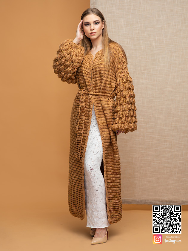На фотографии коричневый длинный кардиган от Shapar, бренда вязаной одежды ручной работы в интернет-магазине связанных спицами вещей.