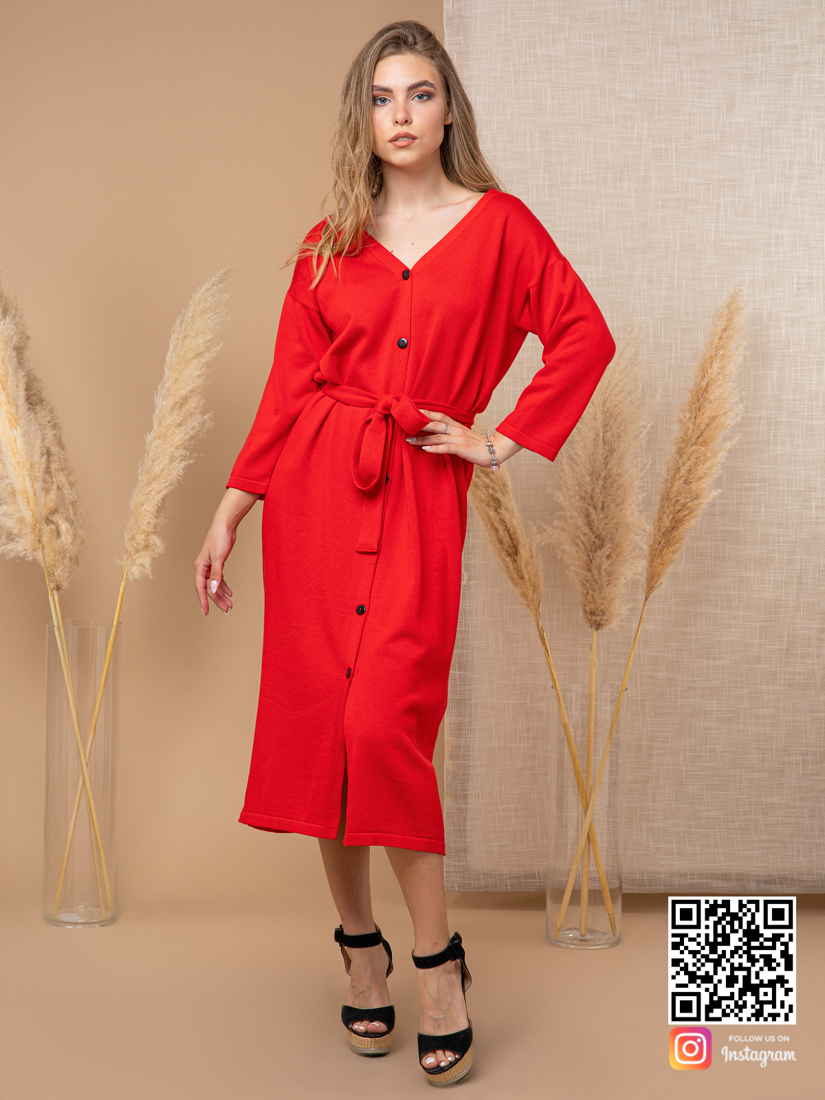 На фотографии вязаное красное платье халат от Shapar, бренда женской одежды ручной работы в интернет-магазине связанных спицами вещей.
