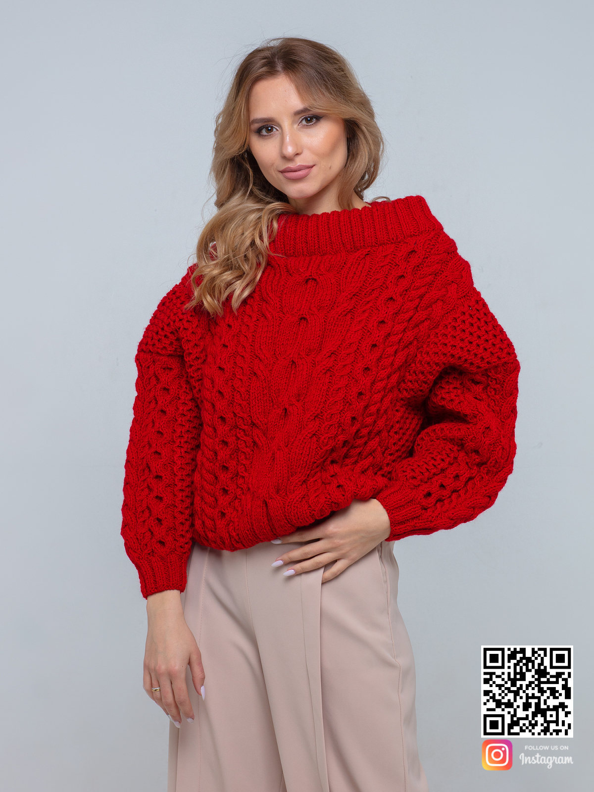 На фотографии красный свитер женский от Shapar, бренда вязаной одежды ручной работы в интернет-магазине связанных спицами вещей.