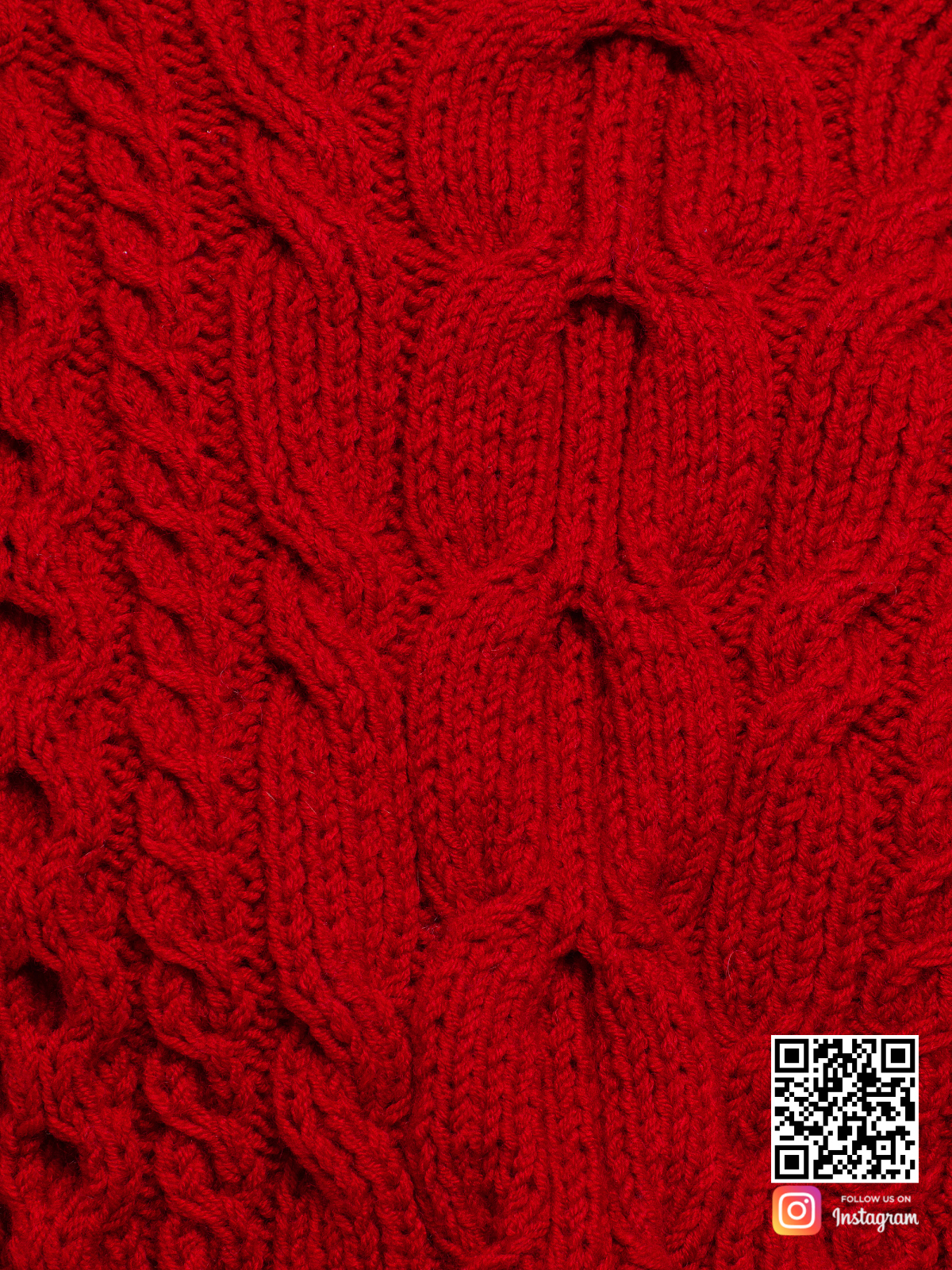 На пятой фотографии красный свитер женский крупным планом от Shapar, бренда вязаной одежды ручной работы в интернет-магазине связанных спицами вещей.