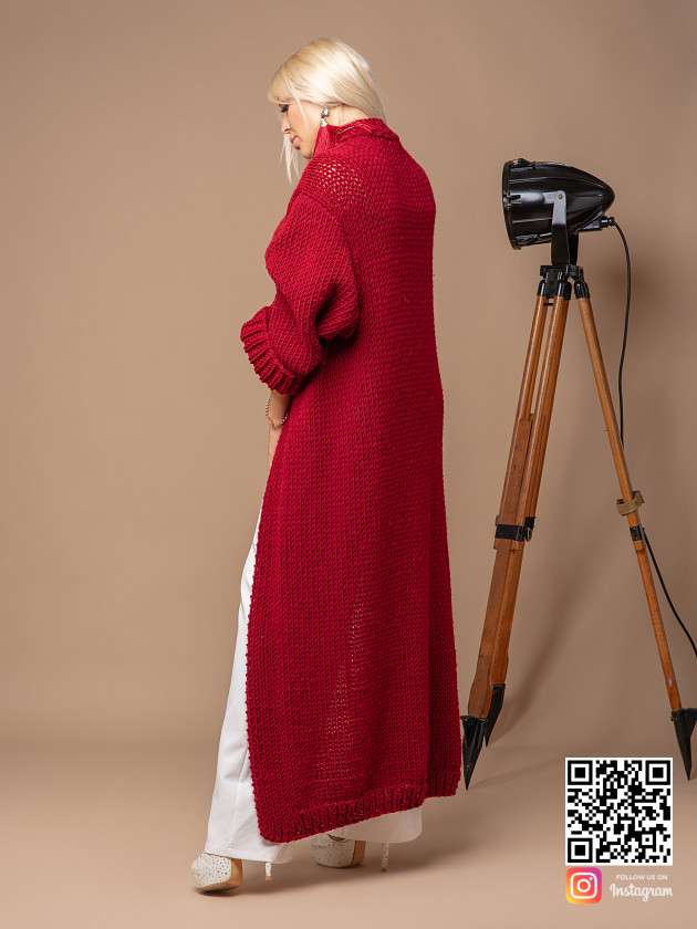 На второй фотографии красный вязаный кардиган со спины от Shapar, бренда одежды ручной работы в интернет-магазине связанных спицами вещей.