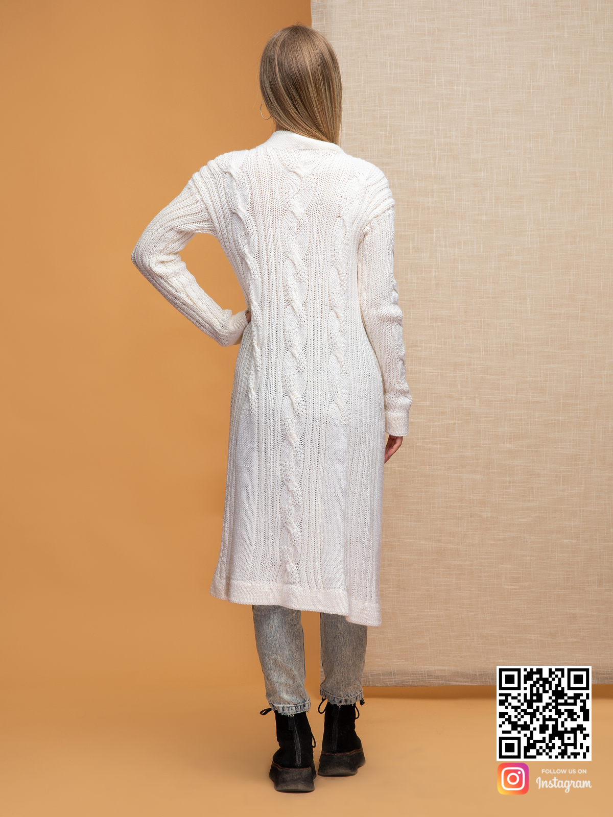 На второй фотографии женский легкий кардиган со спины с косами от Shapar, бренда вязаной одежды ручной работы в интернет-магазине связанных спицами вещей.