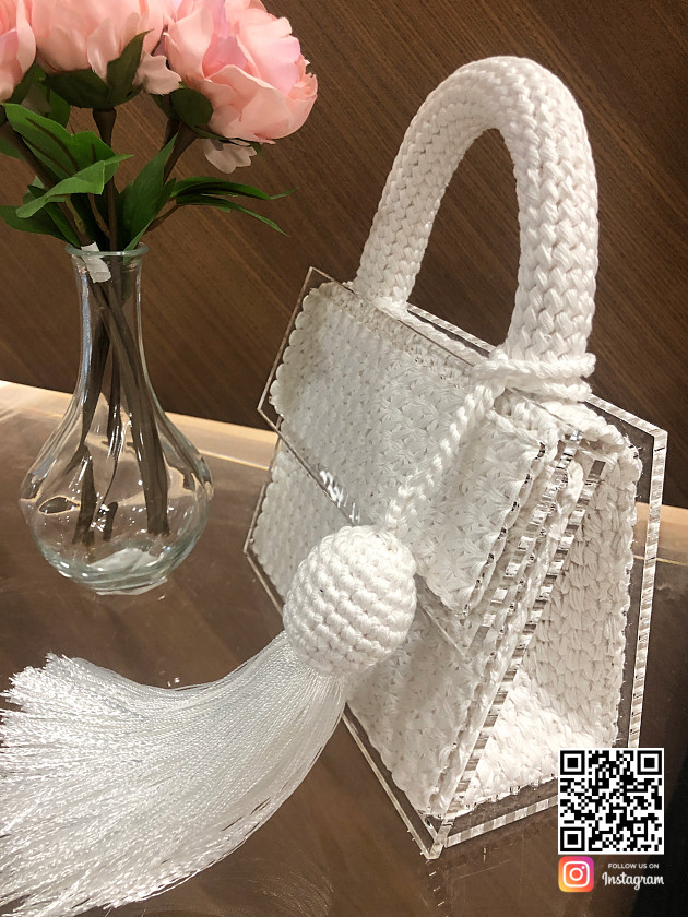 На второй фотографии женская модная вязаная сумка белого цвета от Shapar, бренда аксессуаров ручной работы в интернет-магазине связанной спицами одежды.