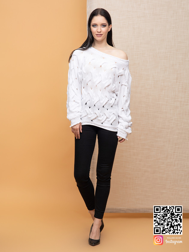 На фотографии женский молодежный свитер от Shapar, бренда вязаной одежды ручной работы в интернет-магазине связанных спицами вещей.