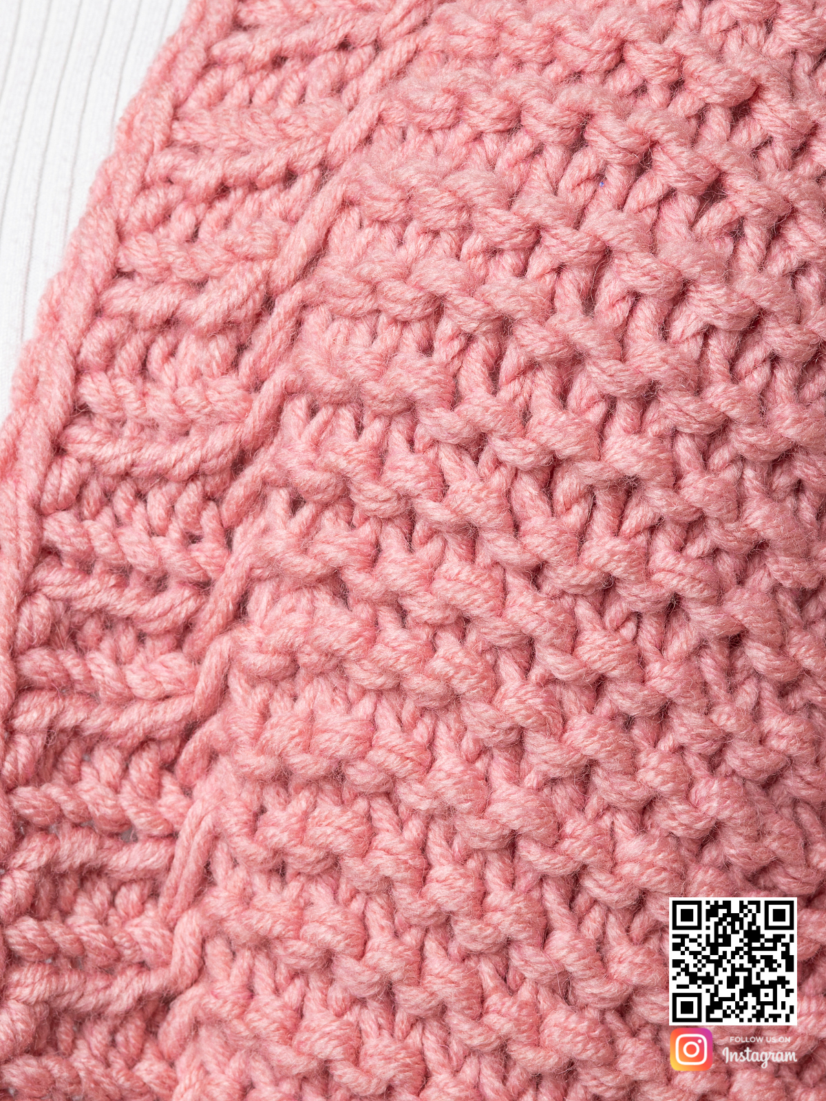 На седьмой фотографии женский розовый кардиган крупным планом от Shapar, бренда вязаной одежды ручной работы в интернет-магазине связанных спицами вещей.