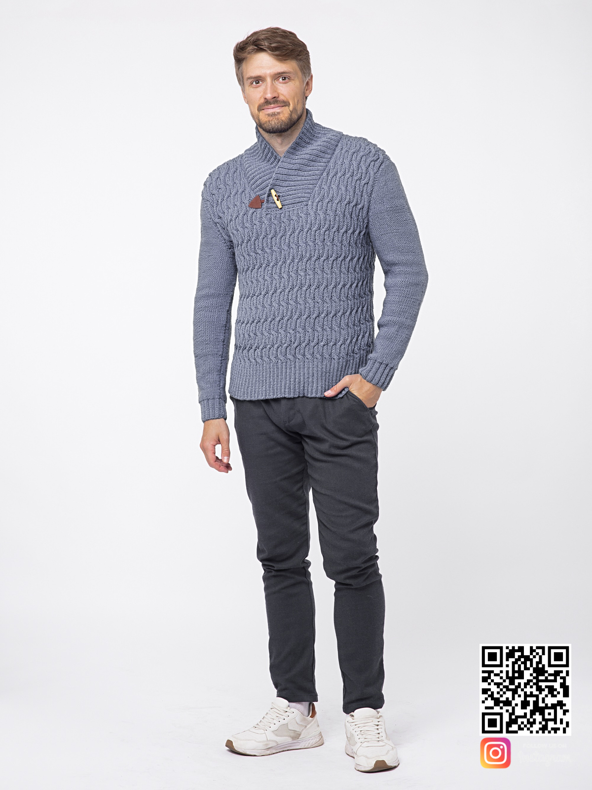 На шестой фотографии модный серый вязаный свитер для мужчин от Shapar, бренда связанной одежды ручной работы в интернет-магазине вещей.